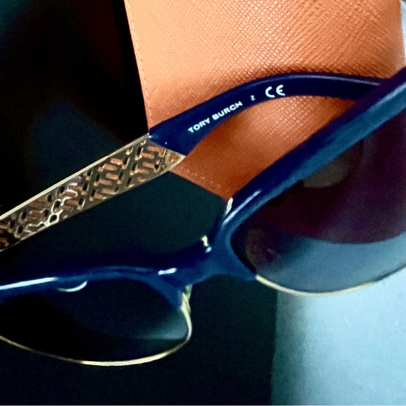Tory Burch Case & Sunnies-Gradient black/blue - Picture 9 of 11